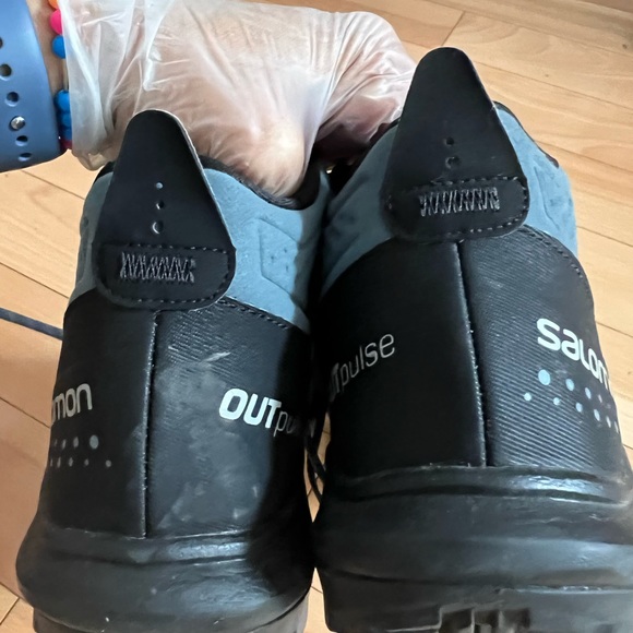 Like new- Women Solomon Outpulsr GTX Size 9 - Picture 9 of 9